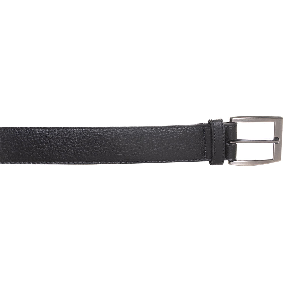 Vista lateral do cinto masculino preto em PU com fivela metálica prateada